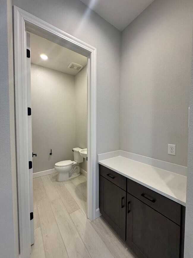 Building Photo - 1521 Golf Club Dr