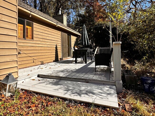 Building Photo - Close to UVA & Downtown-Don't miss this Mi...