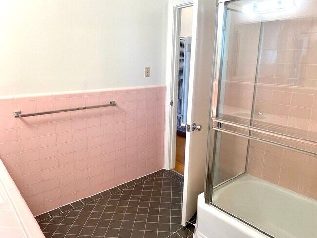 Building Photo - Immaculate 1BR/1BA! Downtown San Anselmo! Parking! Laundry! PROGRESSIVE