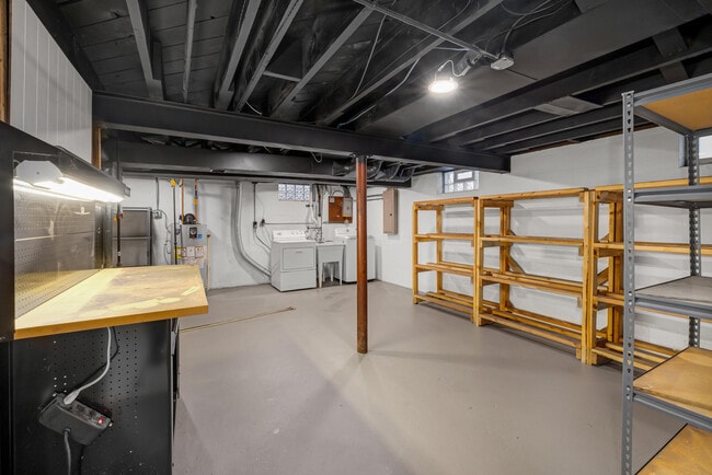 Building Photo - 5873 N Santa Monica Blvd