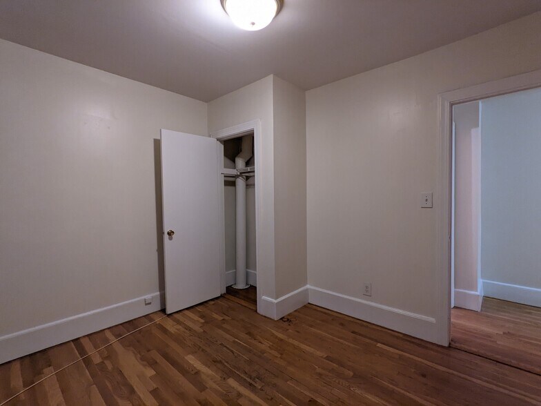 Building Photo - 11 Barrows St