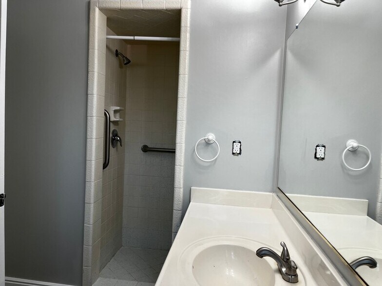 Building Photo - 1442 Willowbrook Dr