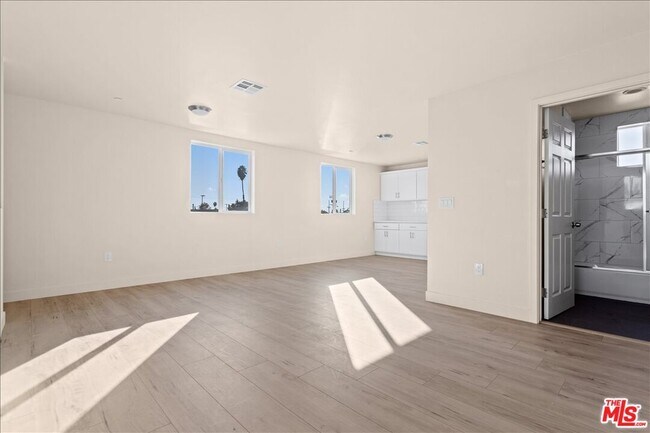 Building Photo - 707 W 80th St