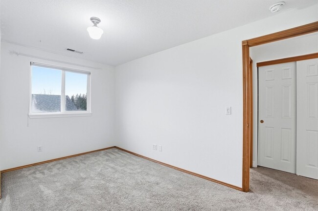 Building Photo - 10931 SE Henderson Dr