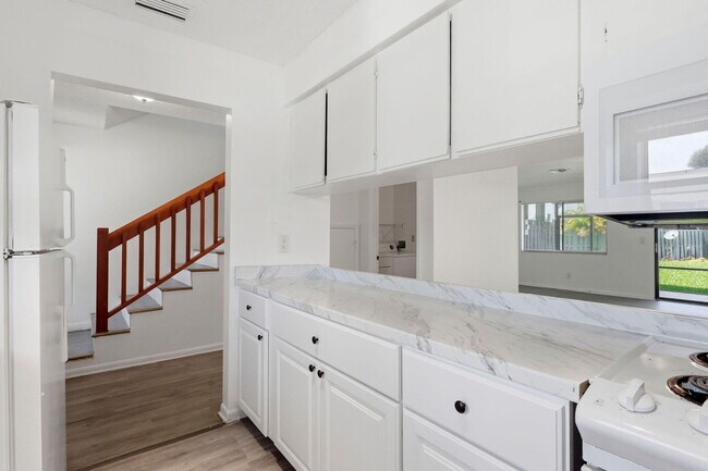 Building Photo - 2305 Seaside Dr