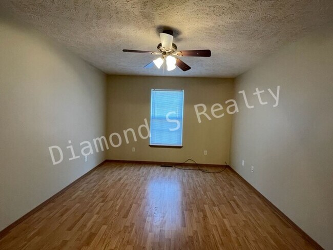 Building Photo - Cute 2 Bed Duplex Available Now - 2 bed, 2 bath, 1 car garage!