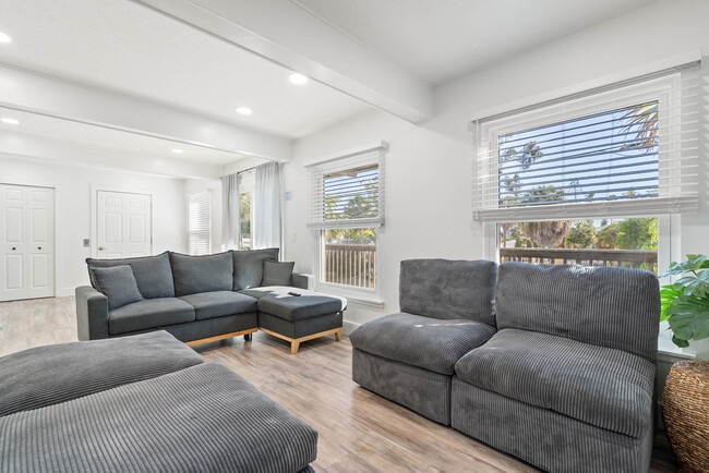 Building Photo - 113 4th Ave