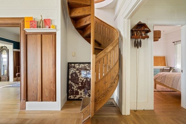 Building Photo - Sun-Filled Furnished Sausalito Home with Sweeping Bay Views
