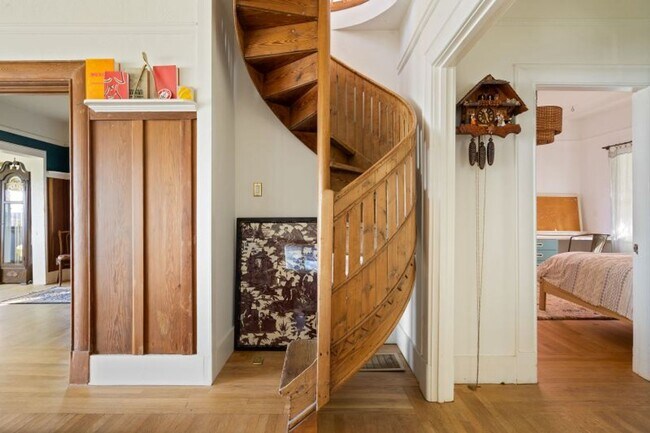 Building Photo - Sun-Filled Furnished/unfurnished Sausalito Home with Sweeping Bay Views