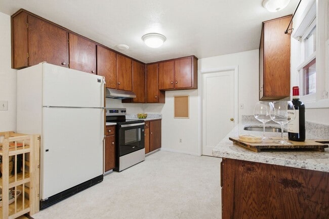 Building Photo - 3 Bedroom House in Southwest Eugene