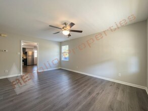 Building Photo - 601 Larchwood Dr