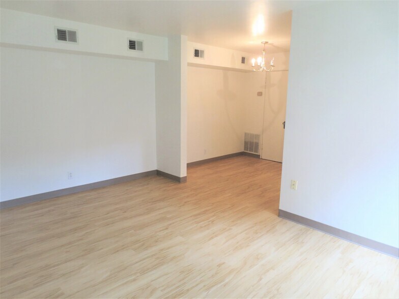 Building Photo - 5712 Phillips Ave