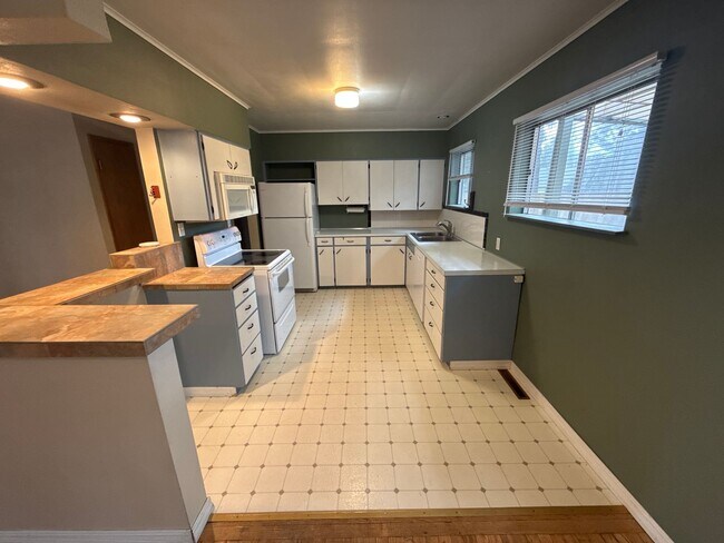 Building Photo - AVAILABLE SHORT TERM! Midtown 3 Bedroom Ho...