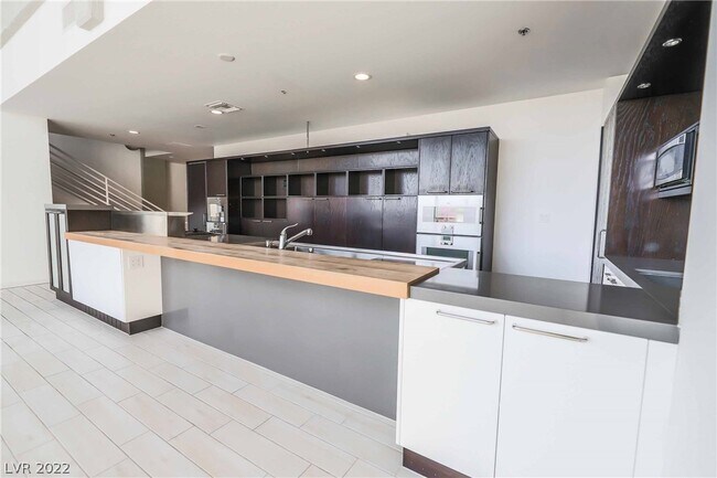 Building Photo - 900 S Las Vegas Blvd