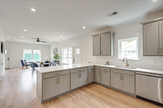 Building Photo - 2519 E 12th St