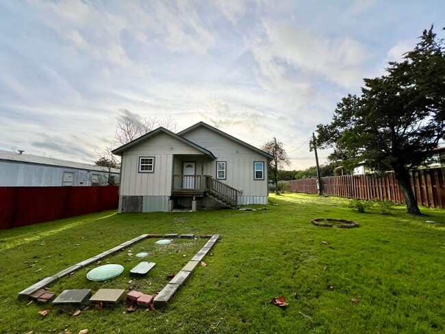 Building Photo - MUST SEE!! Rustic Style 3 Bedroom / 2 Bath...