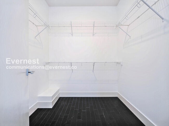 Building Photo - 2618 Eastlake Ave E