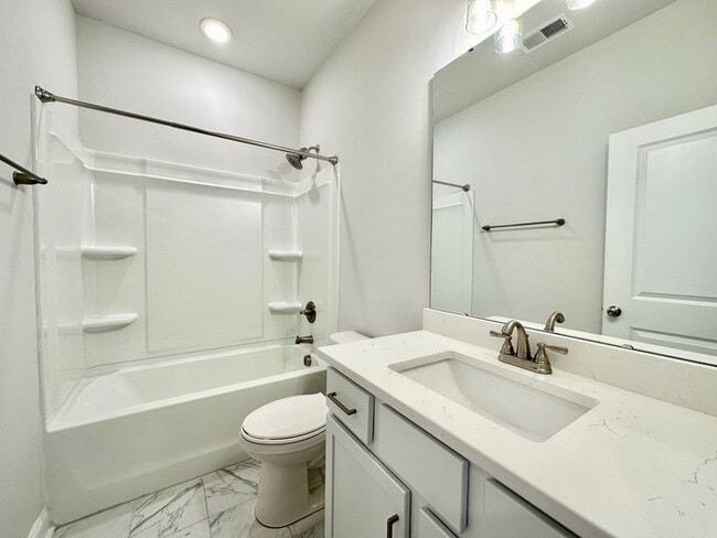 Building Photo - Beautiful Townhome with 3 bedrooms, three ...