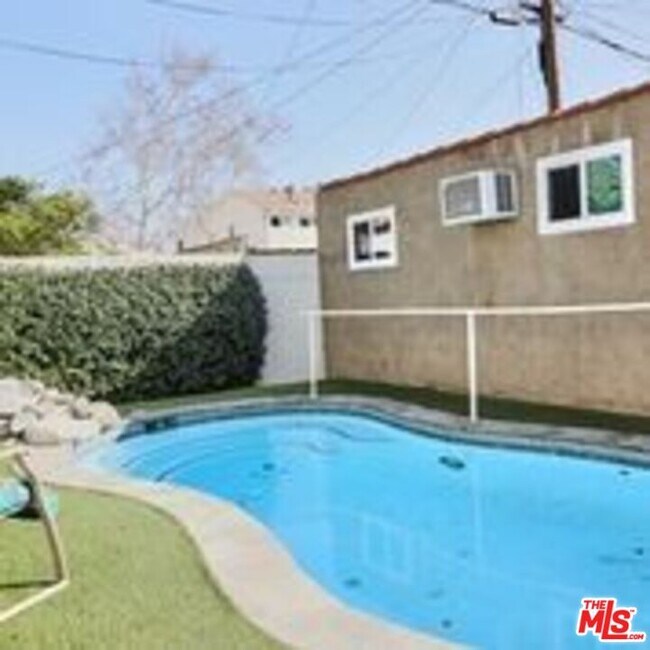Building Photo - 446 S Almont Dr