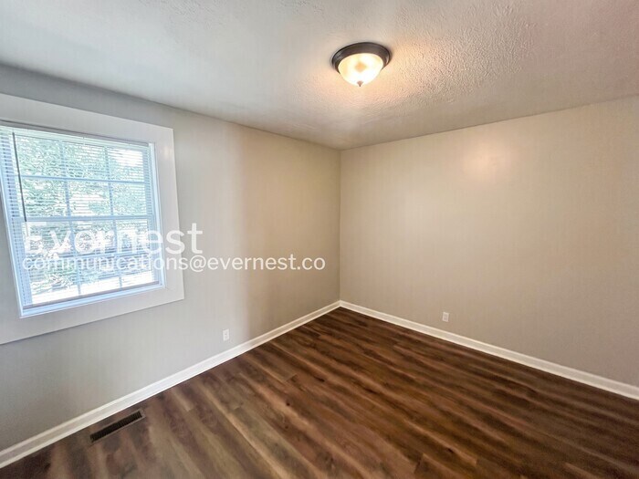 Building Photo - 811 Glade View Ct