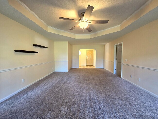 Building Photo - 450 Derek Dr