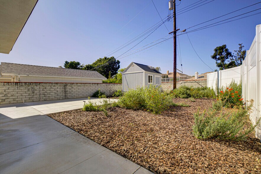 Building Photo - 10499 Yolanda Ave