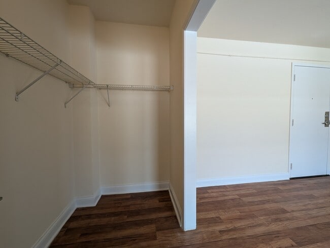 Building Photo - 5417 N Kenmore Ave