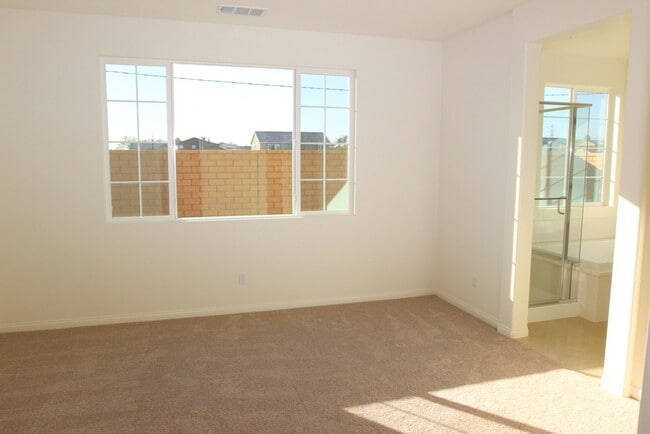 Building Photo - Available! Single Story 3/2 stunner located at West Haven!