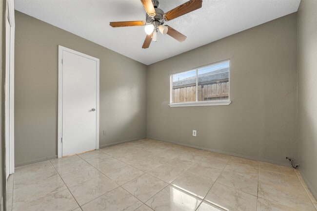 Building Photo - 10954 Pigeonwood Dr
