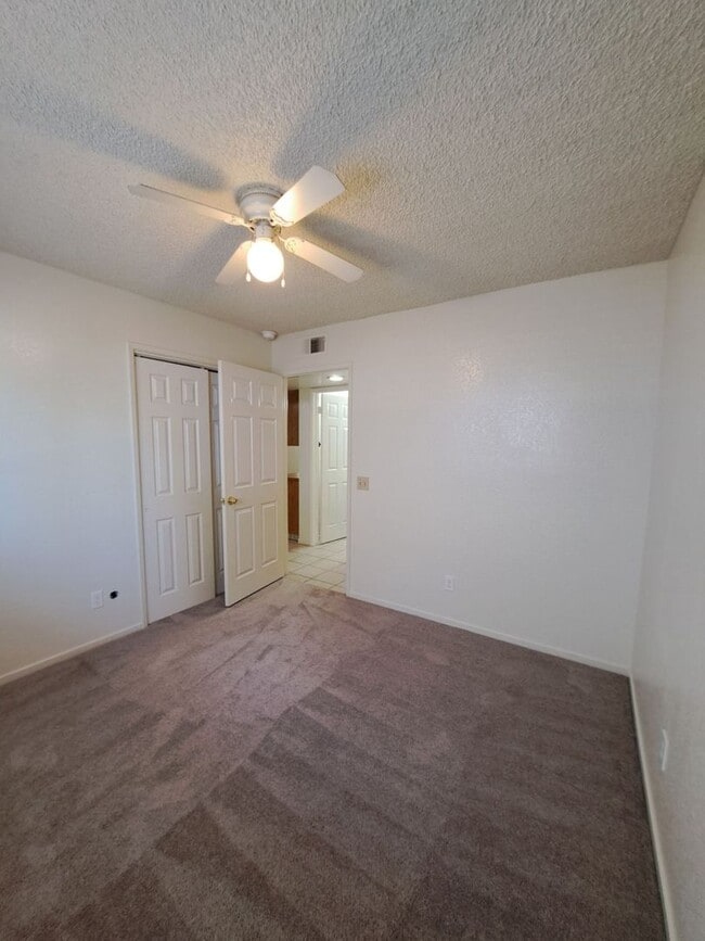 Building Photo - Single Level 3 Bedroom Home Ready to Move in!