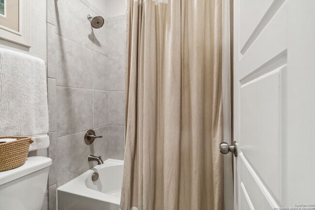 Building Photo - "Charming 3-Bedroom Home with 2 Full Baths and 1902 Sq Ft of Comfort in San Antonio!"