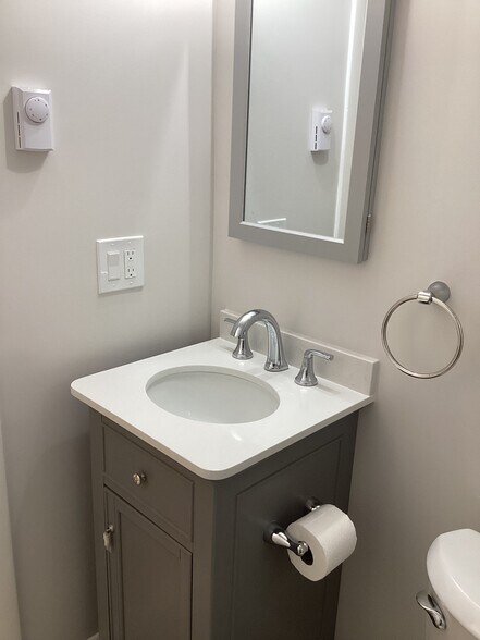 Building Photo - 296 Lynn St