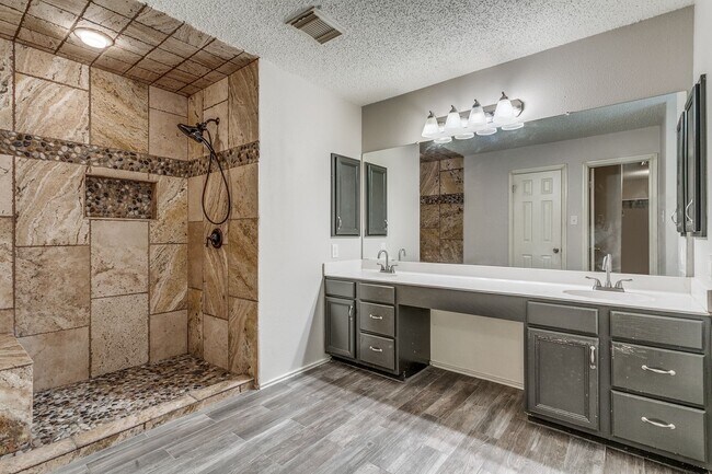 Building Photo - Spacious 3-bedroom home in the highly desirable Parkwood Subdivision