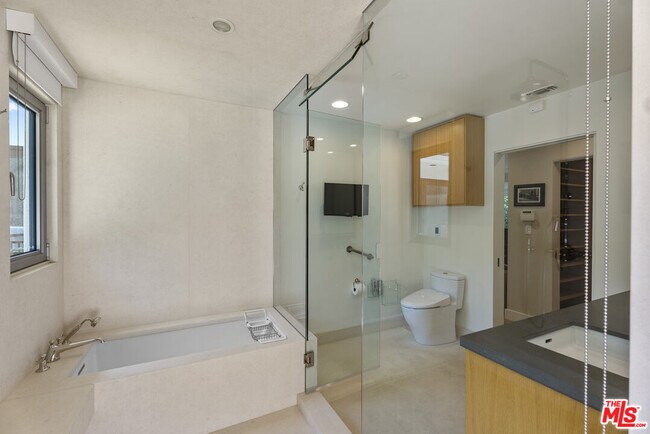 Building Photo - 10630 Somma Way