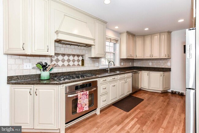 Building Photo - 3061 N Oakland St