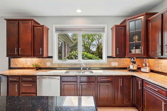 Building Photo - Five Bedroom House in Deerfield Township!