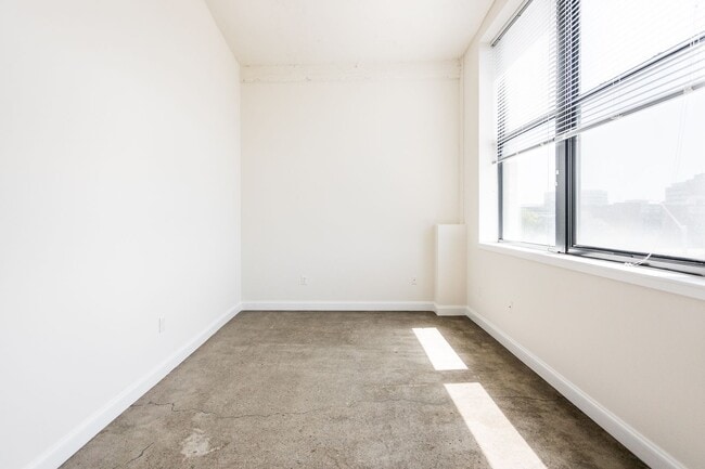 Building Photo - Loft Style One Bed