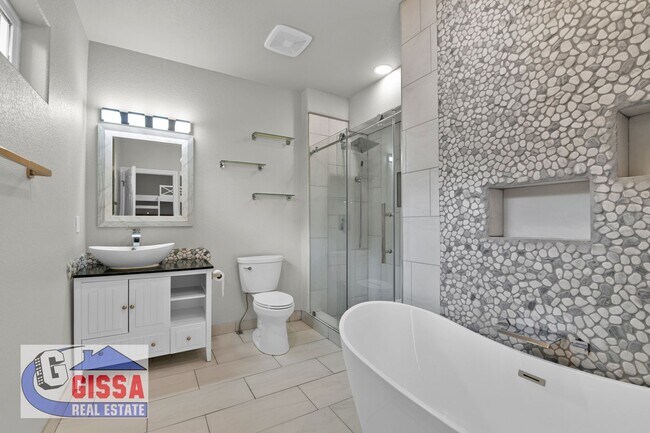 Building Photo - Beautiful home with 7 bedrooms, 5 1/2 bath...