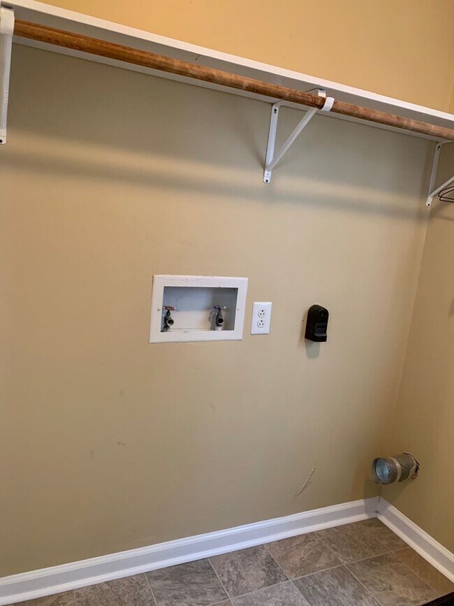 Building Photo - Conveniently Located! Cute home with 3 bed...