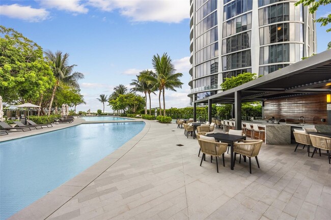 Building Photo - 2831 S Bayshore Dr