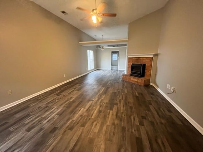 Building Photo - Renovated 3 Bedroom 2 Bath Home with 2 Car Garage for Rent!!