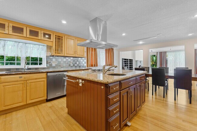 Building Photo - 518 N Riverside Dr