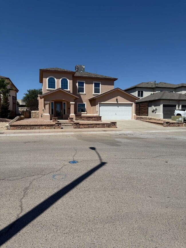 Building Photo - "Spacious 4-Bedroom Oasis with Granite Kit...