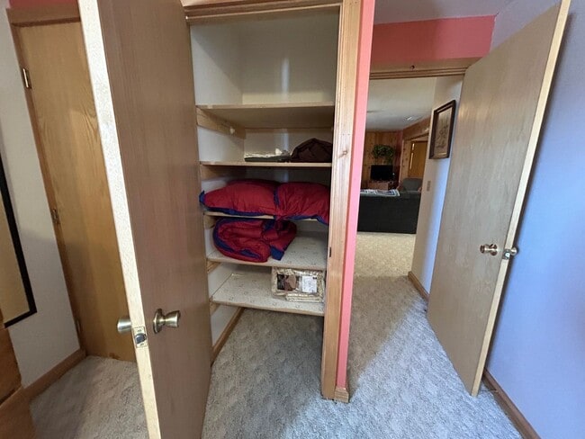 Building Photo - Beautiful Furnished 2 Bedroom Basement Apa...