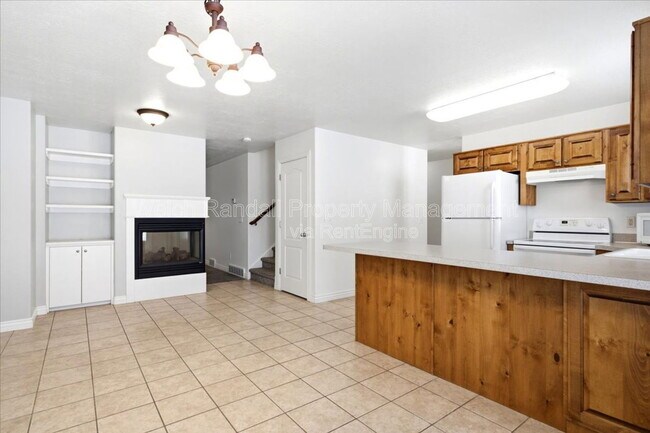 Building Photo - 672 E Clearwater Dr N