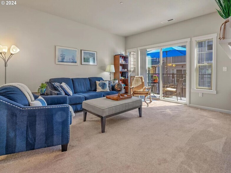 Family Room - 126 NE 78th Ave