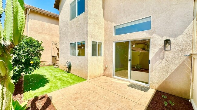 Building Photo - Lovely Two-Story Home in The Heights Overl...