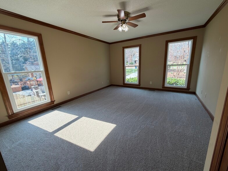 Building Photo - 3901 Buncombe Dr