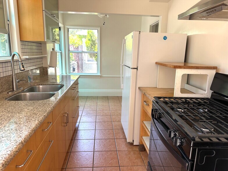 Kitchen - 4353 Verdugo Rd