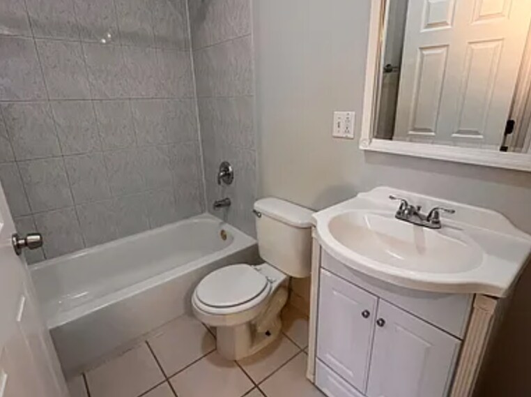 Building Photo - 1513 W Erie St